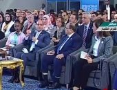 السيسي مازحا: "التوك توك عمل مشكلة كبيرة.. والناس مبقتش تتحرك".. فيديو