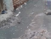 غرق شوارع قرية طبهار فى الفيوم بمياه الصرف.. والأهالى يستغيثون بالمحافظ