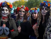 صور.. مكسيكيون يحتفلون بـ"يوم الموتى" ويرتدون ملابس مرعبة