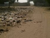 قارئ يشكو من تراكم القمامة وعدم رصف الطرق بمدينة السلام