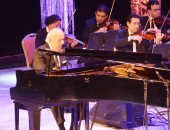 عمر خيرت يحيى حفلا كامل العدد بمهرجان الموسيقى العربية الـ27