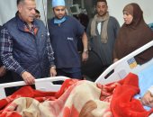 صور .. محافظ بنى سويف يطمئن على تلميذة أصيبت بعد سقوطها من على سلم مدرسة 