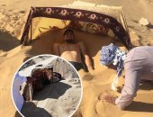 السياحة العلاجية دواء مجانى للأمراض المستعصية.. الدفن بالرمال وحمامات الكبريت كنوز طبية بالوادى الجديد.. المحافظ: تشفى أمراض الجلد والروماتيزم.. وأخصائى: المرضى يأتون على كراسى متحركة ويغادرون فى أحسن حال ـ صور