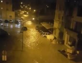 شاهد.. رجال الإنقاذ بالكويت ينتشلون أطفالا عالقين وسط السيول