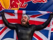 157 يوماً فى البحر.. روس أول شخص يسبح حول بريطانيا