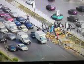 صور...كثافات مرورية بسبب انقلاب سيارة محملة بالاخشاب بمحور جوزيف تيتو 