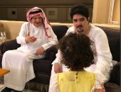 لقطة أبوية حانية.. الأمير عبد العزيز بن فهد مع ابنتيه فى أحدث ظهور له