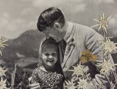 صور.. هتلر مع طفلة يهودية قبل الحرب العالمية الثانية