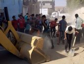 رئاسة مركز باريس بالوادى الجديد تنظم حملة نظافة بمشاركة طلاب المدارس