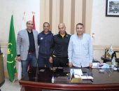 صور.. القماش يوقع عقود تدريب نادى المنيا 