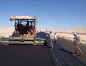 استكمال تنفيذ طريق تنيدة - منفلوط بالوادى الجديد بتكلفة 1.9 مليار جنيه