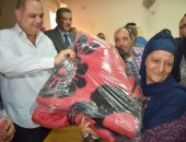 محافظ الغربية يوفر شقة بمساكن الإيواء لسيدة ويوزع 100 بطانية على الفقراء