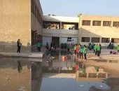 فيديو وصور.. مدرسة تجريبية بـ15 مايو تغرق فى مياه الصرف الصحى