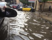 صور.. غرق شارع زيزينيا بأبوقير نتيجة هطول الأمطار بالاسكندرية