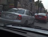 مواطن يرصد سيارة بلوحات معدنية مطموسة فى شارع الملك فيصل الرئيسى