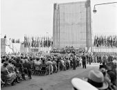 قصة صورة.. وضع حجر الأساس لمبنى الأمم المتحدة واجتماع فى الهواء الطلق 1949