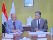 وزير النقل يبحث مع محافظ القاهرة إزالة المخلفات من خطوط السكك الحديدية 