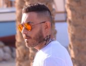 شاهد.. أحمد زاهر يغطى جسمه بـ "التاتو" فى "زنزانة 7"