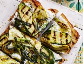 طريقة عمل الخضار المشوى على توست الثوم المحمص