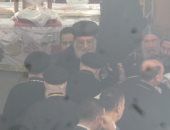البابا تواضروس ينثر مياه البركة على الحضور بقداس الأربعين للأنبأ بيشوى