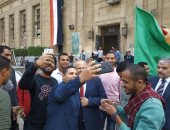 طلاب القاهرة يلتقطون "سيلفى" مع رئيس الجامعة.. و"الخشت" يعد بمفاجآت فينة