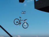 "خلى بالك".. الطائرة بدون طيار ممكن تسرق أى حاجة.. فيديو