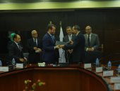 وزير النقل يشهد توقيع مذكرة تفاهم بين ميناء الإسكندرية وشركة CDR الهولندية