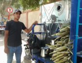 صور.. أحمد شاب من أسيوط يهزم البطالة بـ"عصارة قصب" على تروسيكل