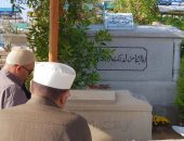 صور.. بوسى شلبى تزور قبر محمود عبد العزيز فى ذكرى وفاته وترفض التصوير