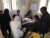 قوافل جامعة قناة السويس الطبية تعالج 319 حالة بشرية و139 حالة بيطرية برأس سدر