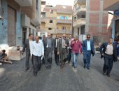 محافظ الجيزة يتابع أعمال الرصف بكفر الجبل بتكلفة 13 مليون جنيه