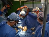 فيديو وصور.. رئيس جامعة أسيوط يدرب فريقا طلابيا على جراحة الضفيرة العصبية