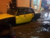 صور .. أحياء الإسكندرية تكثف أعمال كسح وشفط تجمعات مياه الأمطار