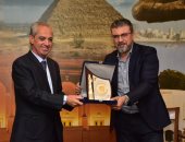 صور.. تكريم اسم ممدوح الليثى بجمعية نقاد وكتاب السينما..ونجله يتسلم الدرع