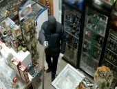 "ست بـ 100 راجل".. شاهد شجاعة بائعة روسية فى مواجهة لص وتجبره على المغادرة