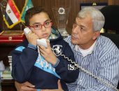 محافظ المنوفية يستقبل الطفل عبد الرحمن محمد ويستمع إلى شكواه.. صور