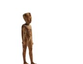شاهد.. عرض تمثال مصرى من الخشب لـ أحد الملوك الشباب بـ15 ألف جنيه استرلينى