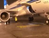 شاهد.. هطول أمطار غزيرة على مطار الكويت الدولى وتعليق رحلات الإقلاع