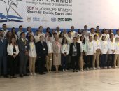 وزيرة البيئة تلتقط صورا تذكارية مع شباب مؤتمر التنوع البيولوجى