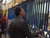 وزير النقل يشترى تذكرة مترو من محطة شبرا الخيمة ويتابع انتظام العمل.. صور