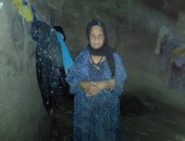 صور.. عجوز تناشد محافظ سوهاج بناء منزلها المنهار بسبب السيول