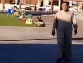 شاهد.. محمد عبده يقضى إجازته على شواطئ مشروع نيوم العملاق