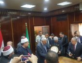 صور.. محافظ الدقهلية يهدى درع المحافظة لوزير الأوقاف تقديرا لدوره الوطنى