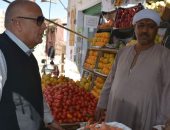 محافظ الوادى الجديد يتفقد سوق البساتين القديم ويوجه بإعلان أسعار المعروضات