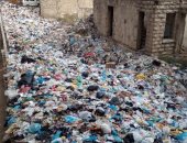 قارئ يشكو من انتشار القمامة أمام مزلقان بشيتل البلد بالجيزة