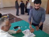 صور.. شقيق نجم ليفربول يدلى بصوته فى انتخابات مركز شباب محمد صلاح بنجريج