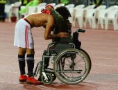 محمد الننى يهدى شابا من ذوى الاحتياجات الخاصة قميصه.. وأيمن يونس: تصرف نبيل