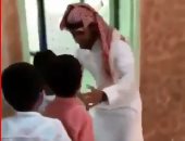 على الطريقة الأوروبية.. شاهد معلم سعودى يستقبل تلاميذه أمام باب الفصل بالأحضان