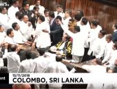 شاهد.. عراك وتدافع وهجوم على رئيس المجلس فى برلمان سريلانكا