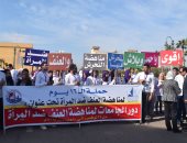 رئيس جامعة كفر الشيخ يشارك الطلاب بمسيرة مناهضة العنف ضد المرأة